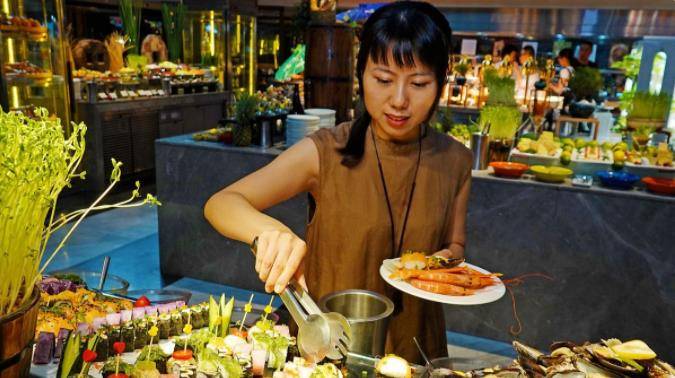 皇冠信用盘押金多少_为何自助餐吃两块就饱了?原来从进门那一刻皇冠信用盘押金多少,老板就在套路你