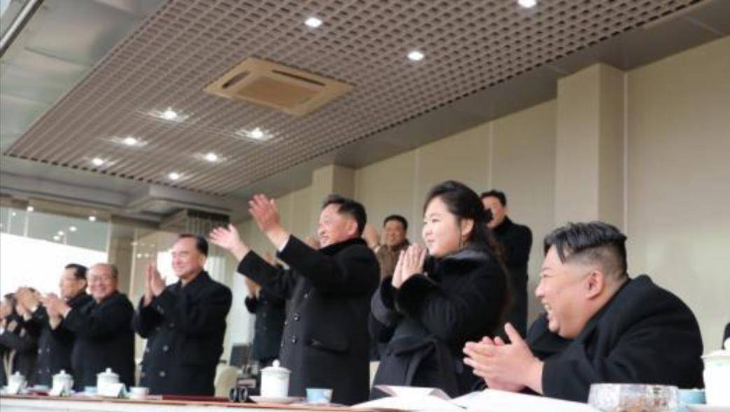 皇冠足球平台代理_9岁金珠爱看球赛!穿貂皮毛领风衣坐C位皇冠足球平台代理,太有10岁瑞典公主气场了