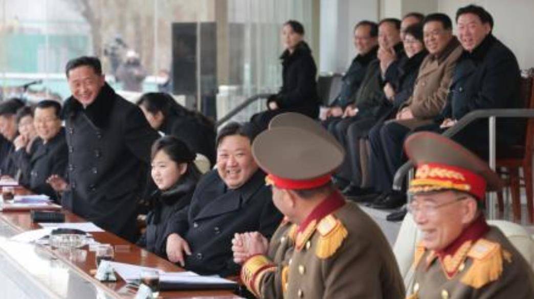 皇冠足球平台代理_9岁金珠爱看球赛!穿貂皮毛领风衣坐C位皇冠足球平台代理,太有10岁瑞典公主气场了