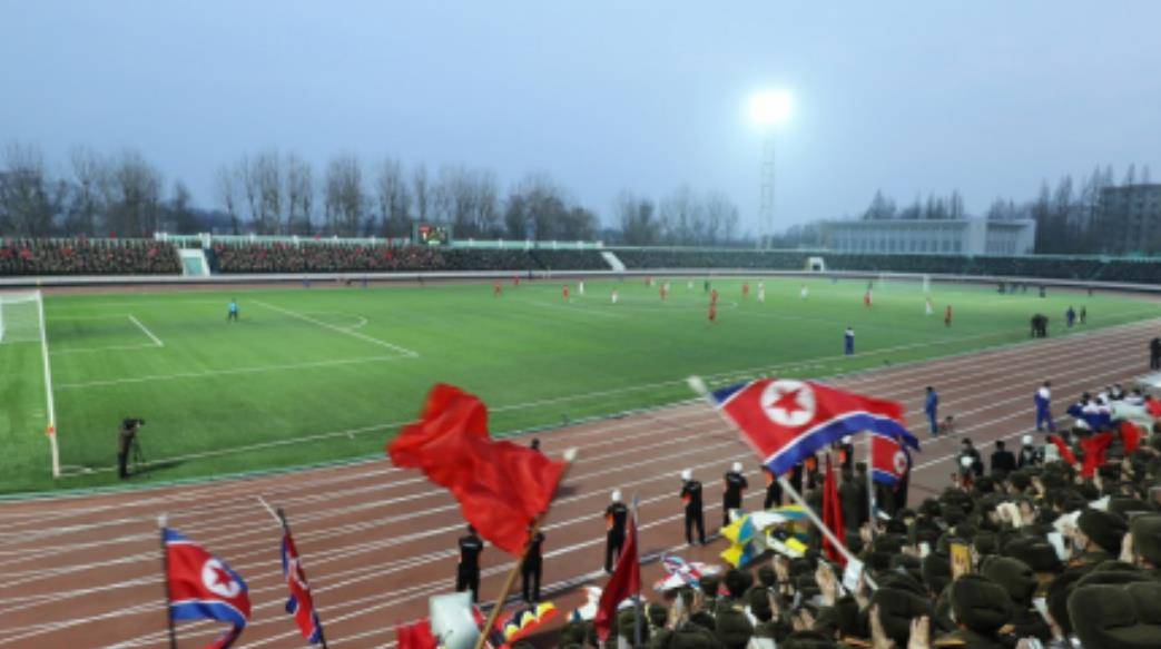 皇冠足球平台代理_9岁金珠爱看球赛!穿貂皮毛领风衣坐C位皇冠足球平台代理,太有10岁瑞典公主气场了