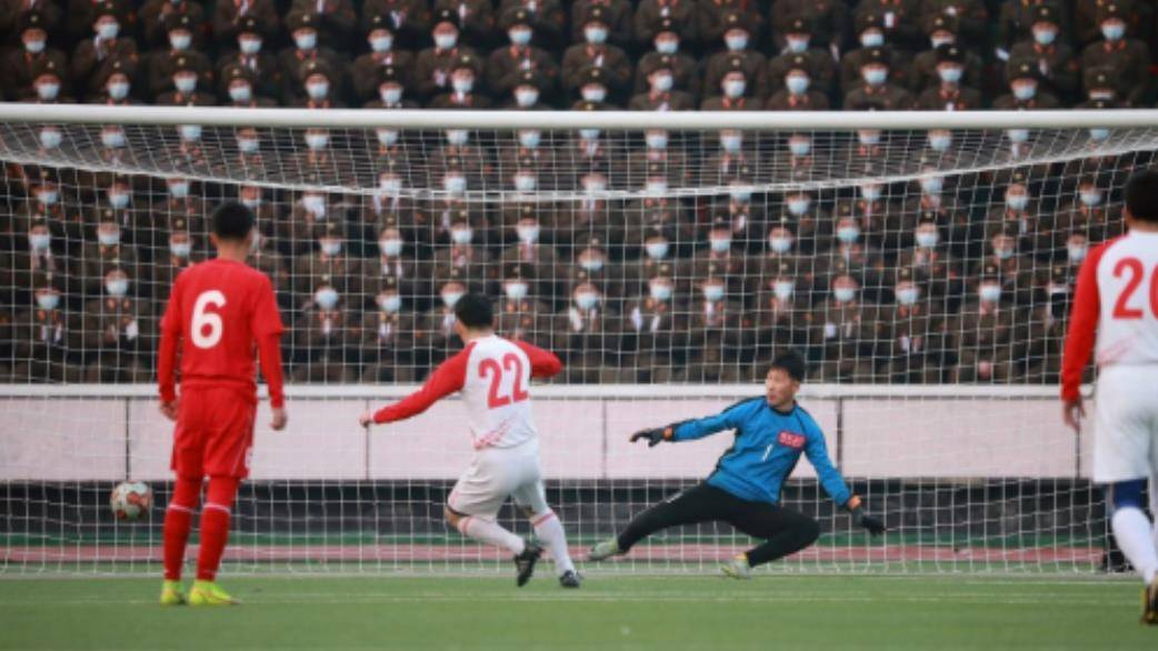 皇冠足球平台代理_9岁金珠爱看球赛!穿貂皮毛领风衣坐C位皇冠足球平台代理,太有10岁瑞典公主气场了