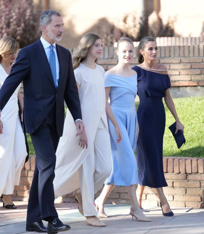 皇冠足球平台代理_9岁金珠爱看球赛!穿貂皮毛领风衣坐C位皇冠足球平台代理,太有10岁瑞典公主气场了