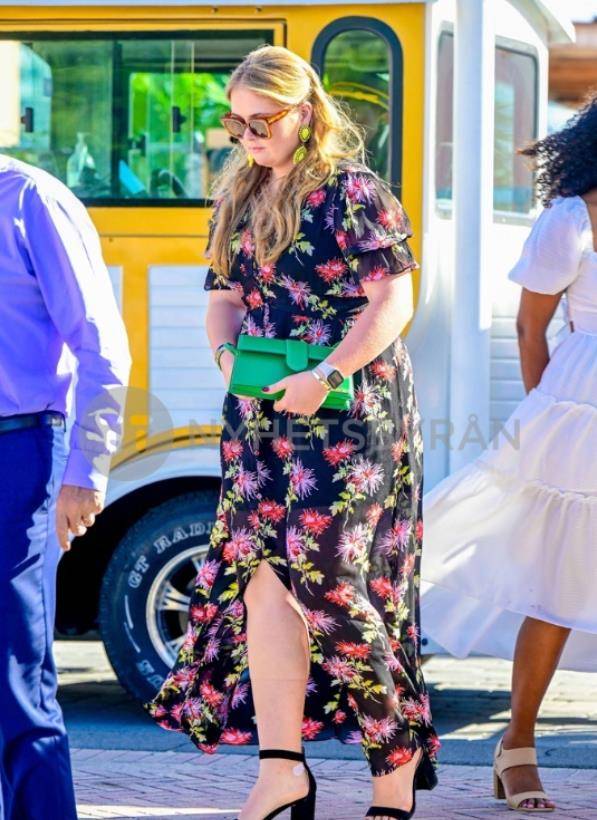 皇冠足球平台代理_9岁金珠爱看球赛!穿貂皮毛领风衣坐C位皇冠足球平台代理,太有10岁瑞典公主气场了