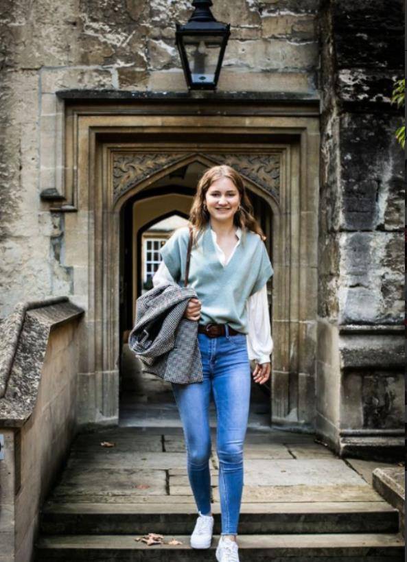 皇冠足球平台代理_9岁金珠爱看球赛!穿貂皮毛领风衣坐C位皇冠足球平台代理,太有10岁瑞典公主气场了