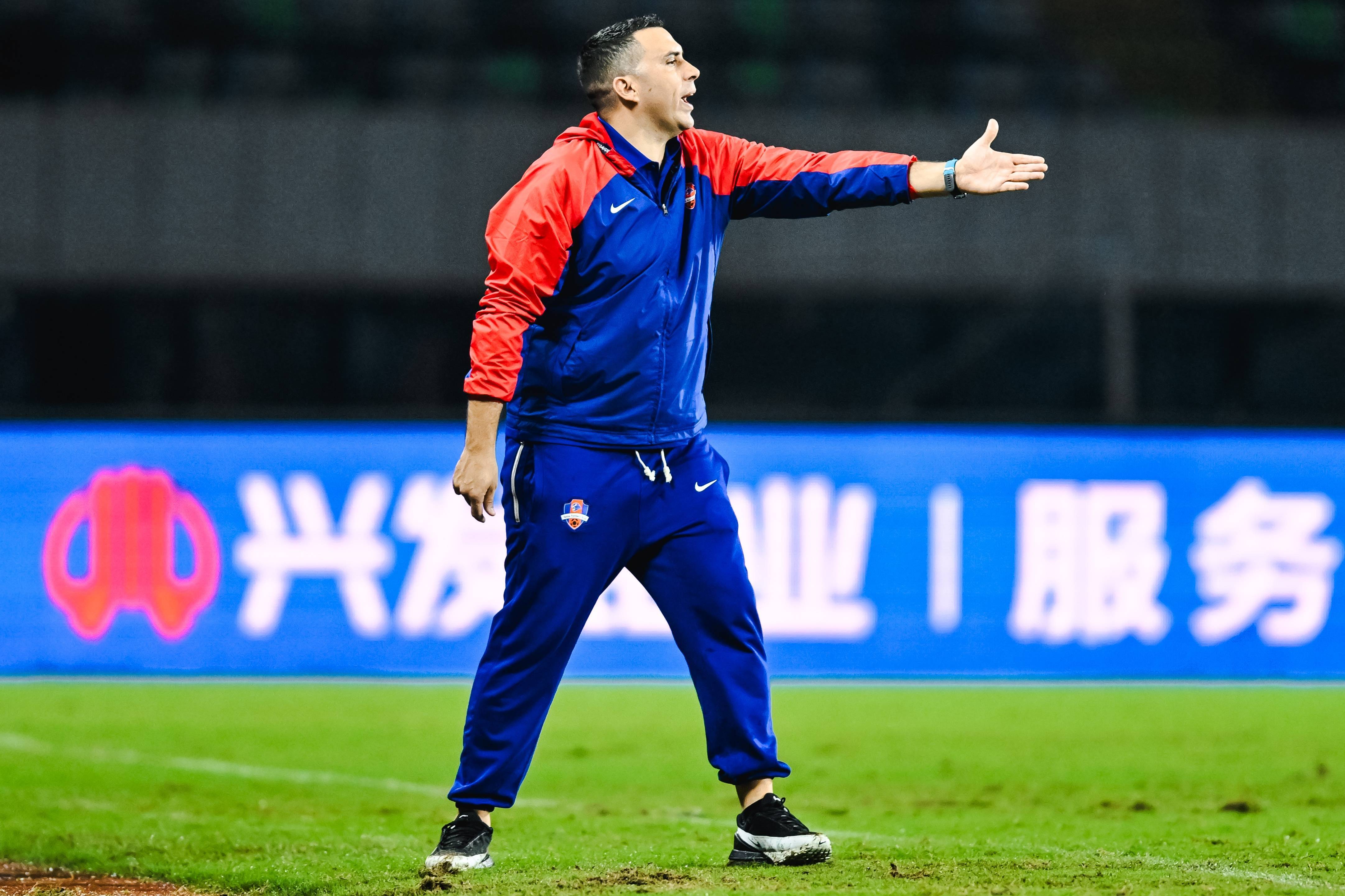 皇冠信用网足球代理_足球报:梅州客家主教练巴勃罗离任皇冠信用网足球代理,助教曲刚暂时代理