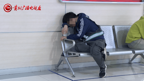 皇冠信用网出租代理_贵阳阿姨骑车被撞皇冠信用网出租代理,在医院苦坐19小时无法治疗?肇事者:我也没钱