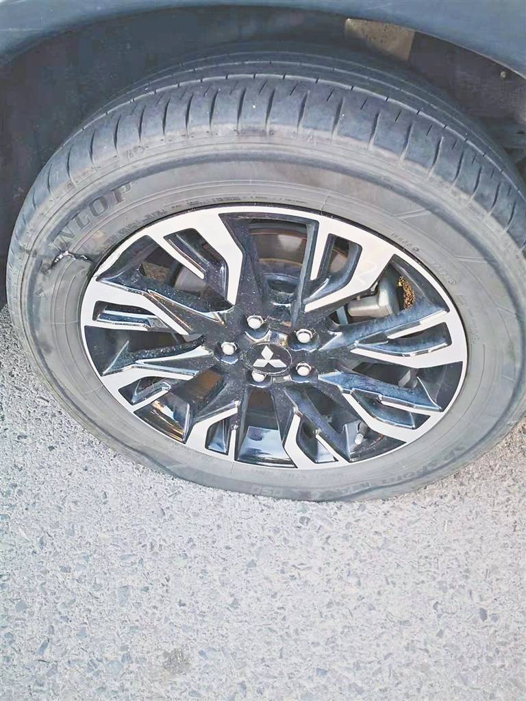 皇冠信用網登3代理_哈尔滨王女士:中山路驾车压到翘边井盖皇冠信用網登3代理,轮胎废了