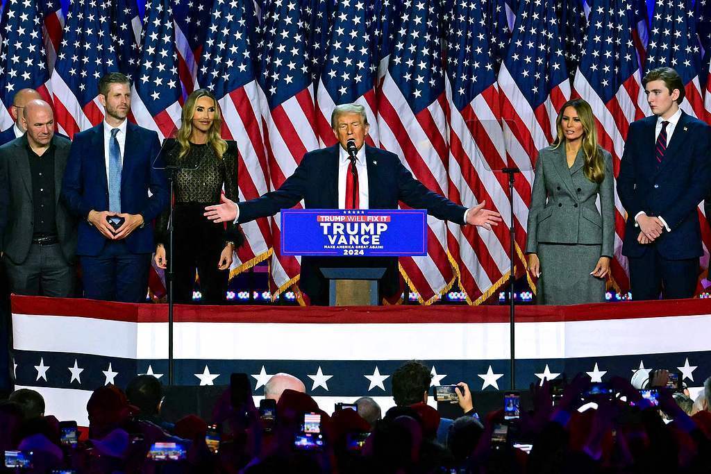 皇冠信用网代理申请_特朗普向支持者发表讲话承诺停止战争皇冠信用网代理申请,还称马斯克是“一颗新星”