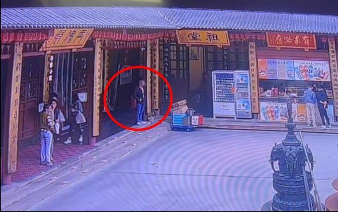 皇冠代理联系方式_自制缠满双面胶的铁片皇冠代理联系方式,男子在寺庙内盗窃功德箱被行拘