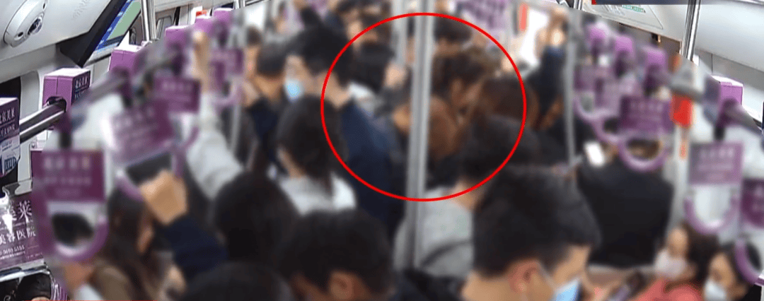 皇冠皇冠足球平台_男子北京地铁内猥亵女乘客皇冠皇冠足球平台,被抓后下跪求原谅!警方:拘