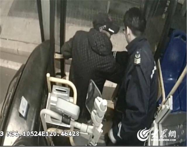 皇冠信用网代理流程_“大叔您先上车皇冠信用网代理流程,重物我来帮您搬!” 青岛00后公交司机亲情化服务获赞