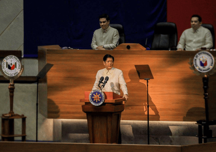 体育皇冠信用网_菲律宾政坛一夜变天体育皇冠信用网,16万菲军突然站队,杜特尔特关键时刻重新出山