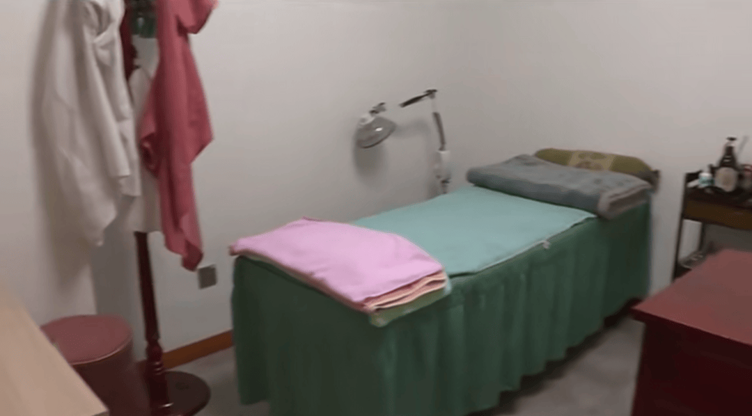 皇冠信用网怎么开户_女子按摩时皇冠信用网怎么开户,遭男技师脱掉内裤按摩隐私部位!警方已介入