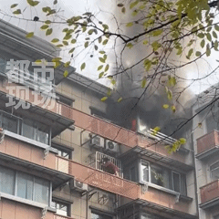 皇冠信用网最高占成_江苏南京一居民楼起火皇冠信用网最高占成,浓烟滚滚,一女子被困窗外!当地回应