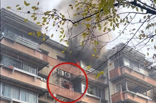 皇冠信用网最高占成_江苏南京一居民楼起火皇冠信用网最高占成,浓烟滚滚,一女子被困窗外!当地回应