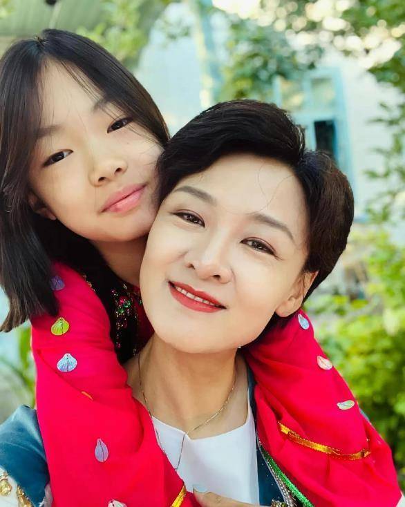 welcome皇冠注册_16年过去了welcome皇冠注册,那个在汶川一哭成名的央视主持人李小萌,如今怎样了