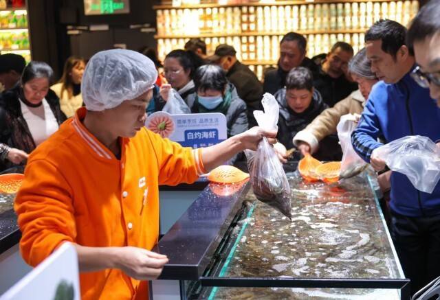 ag.hg0088皇冠_经胖东来“爆改”后ag.hg0088皇冠,长沙金星路步步高超市升级亮相