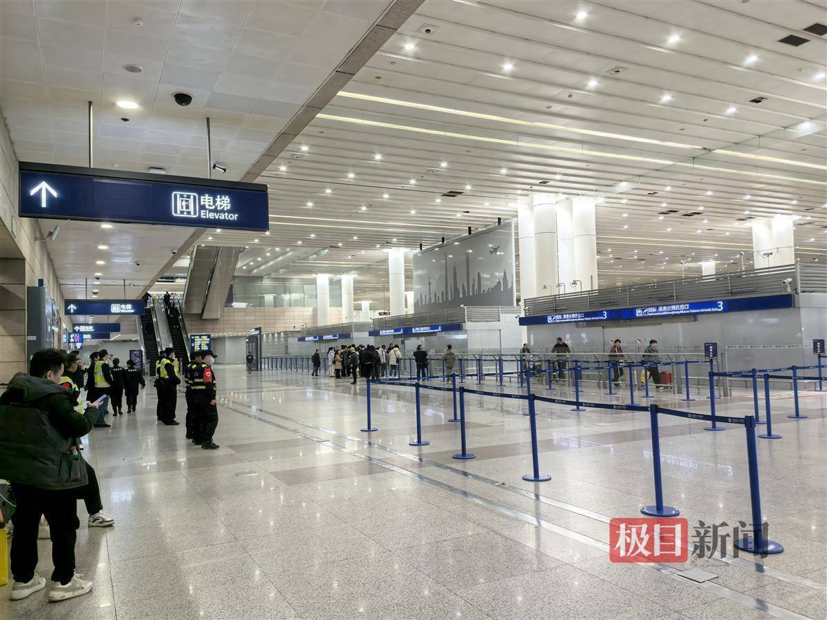 皇冠登3代理_王星在上海落地后率先下机皇冠登3代理,同机乘客:他们一行三人坐经济舱