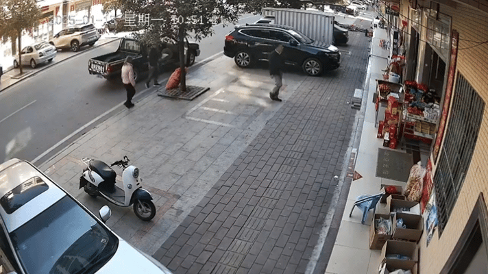 皇冠官网网址_执法人员被指“白拿”商户商品皇冠官网网址,反映人称已收到其付款;广东茂名沙院镇:整治出店经营无果,想“吓唬”商户