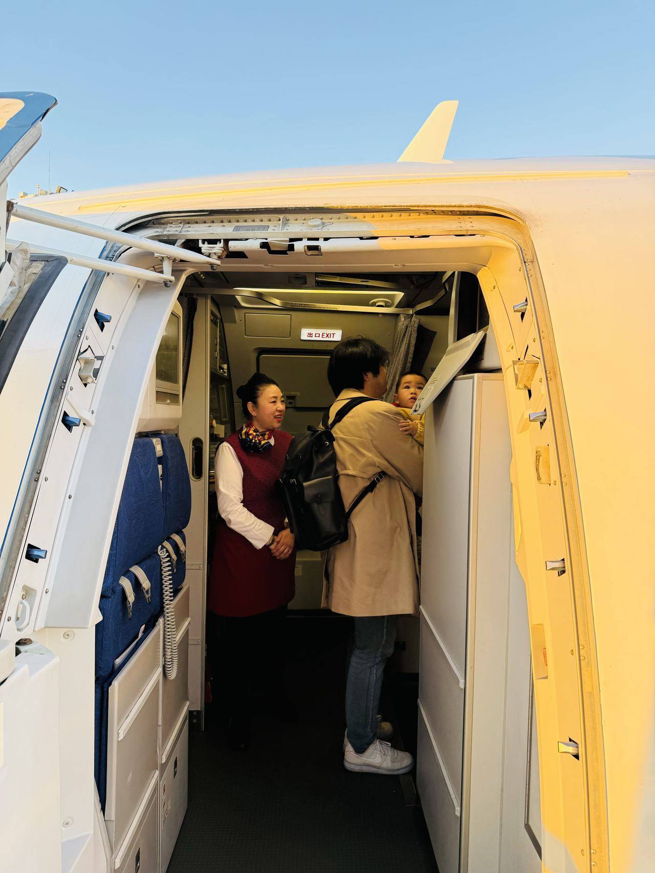 美国-赞比亚_飞了36年美国-赞比亚,浙江第一代空姐迎来最后一个春运:我送旅客回家团圆