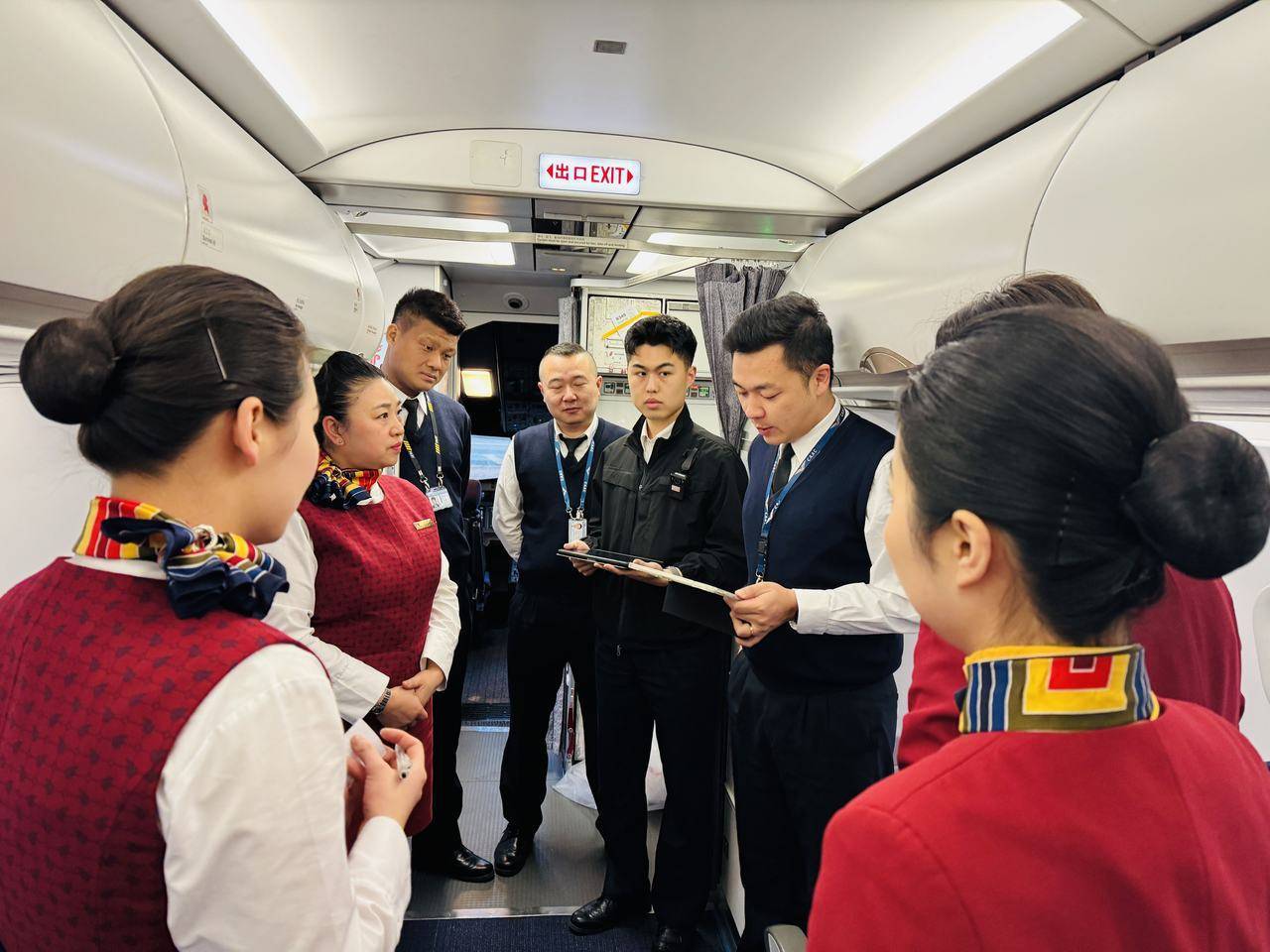 美国-赞比亚_飞了36年美国-赞比亚,浙江第一代空姐迎来最后一个春运:我送旅客回家团圆