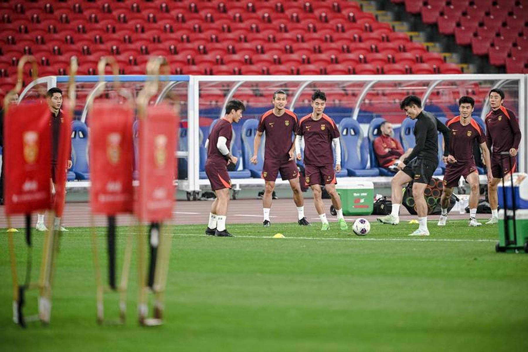 皇冠信用网去哪里弄
_国足VS澳大利亚首发:韩鹏飞黄政宇出战 塞鸟王钰栋替补