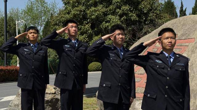 皇冠信用網登
_安徽警官职业学院4名学生合肥街头上演最暖救援