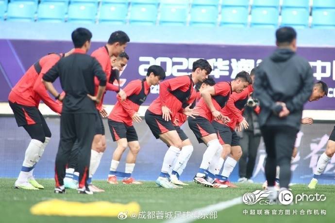 非洲足球冠军联赛
_成都蓉城队主教练徐正源和球员古尔芬克尔出席非洲足球冠军联赛
了赛前新闻发布会