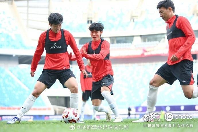 非洲足球冠军联赛
_成都蓉城队主教练徐正源和球员古尔芬克尔出席非洲足球冠军联赛
了赛前新闻发布会