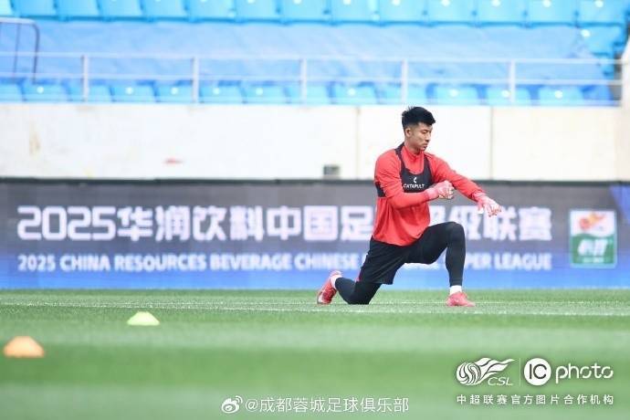 非洲足球冠军联赛
_成都蓉城队主教练徐正源和球员古尔芬克尔出席非洲足球冠军联赛
了赛前新闻发布会