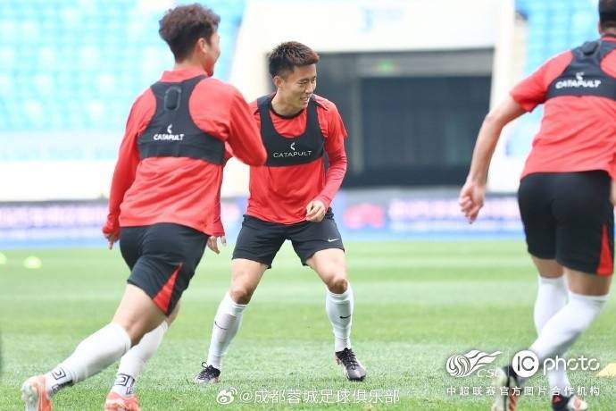 非洲足球冠军联赛
_成都蓉城队主教练徐正源和球员古尔芬克尔出席非洲足球冠军联赛
了赛前新闻发布会