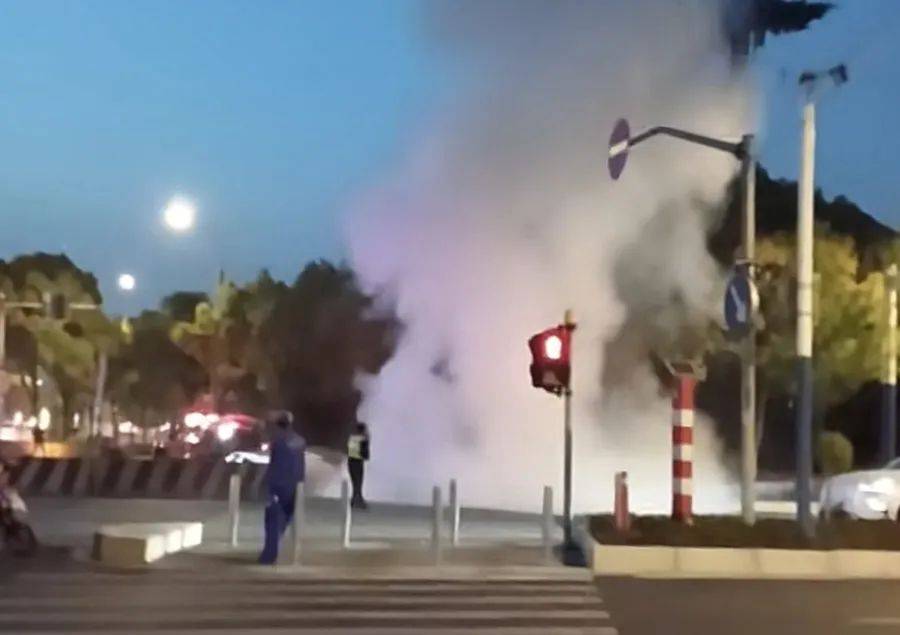 皇冠信用網怎么申请
_突发!上海浦东一新能源车充电站发生火情皇冠信用網怎么申请
,有车被烧成空壳