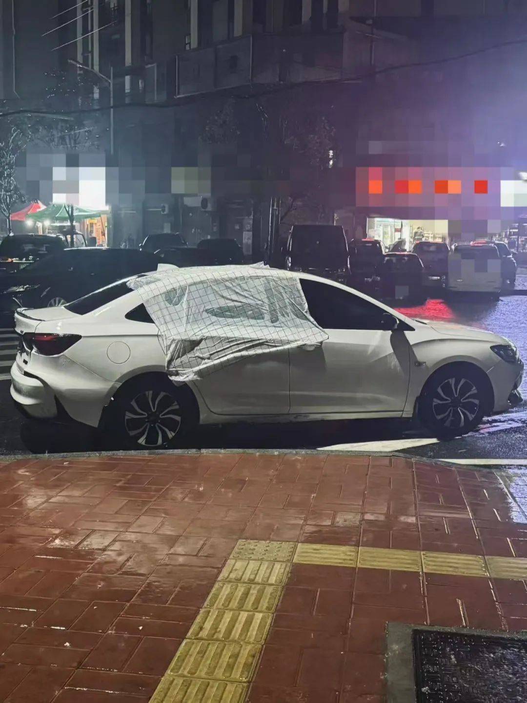 皇冠信用需要押金吗
_暖心!司机离开车窗未关严皇冠信用需要押金吗
,店主用桌布遮盖车窗帮其挡雨