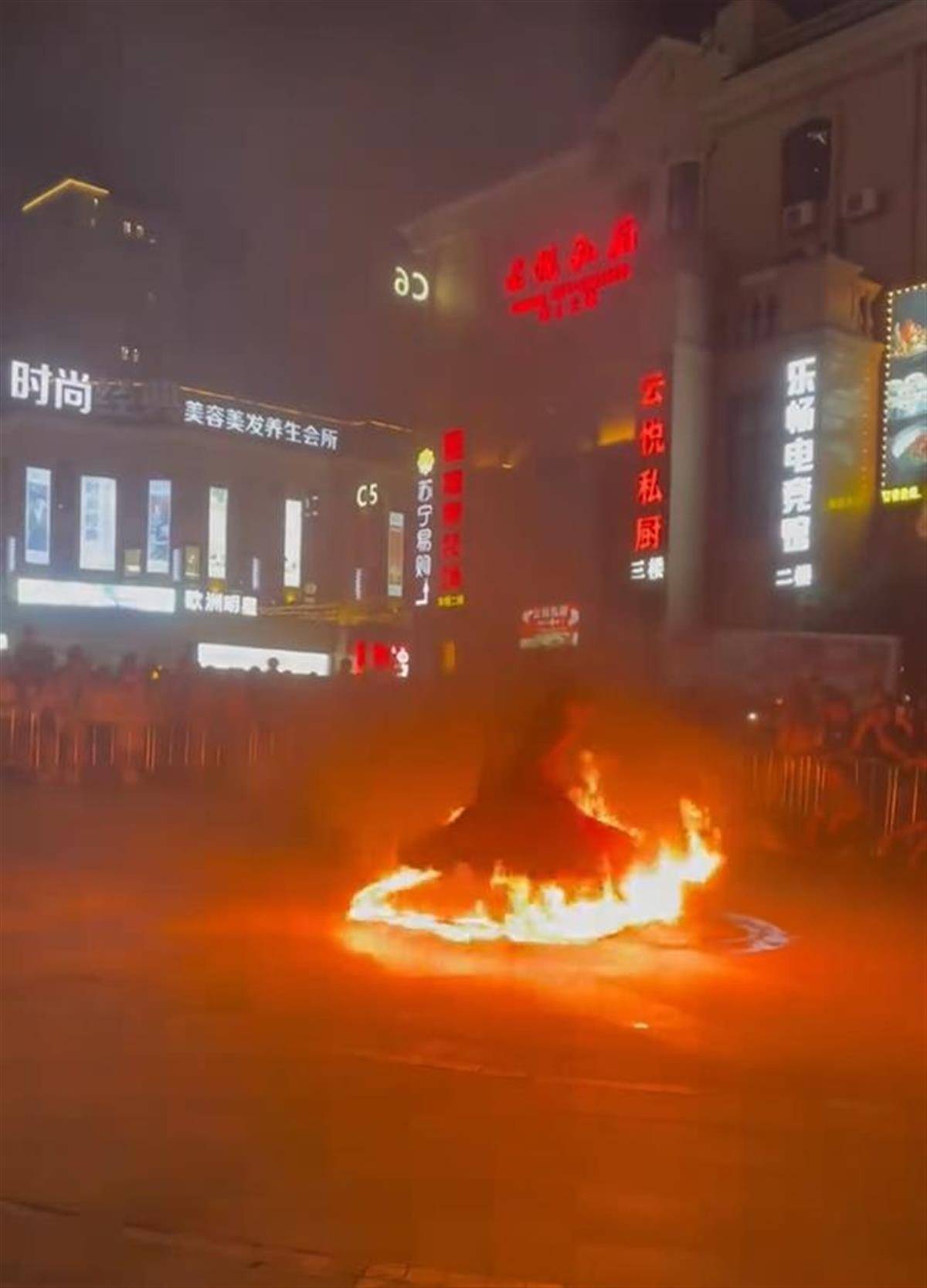 皇冠信用網代理注册
_温州一女演员表演火裙舞被烧到皇冠信用網代理注册
，商场：人无大碍，节目已停止