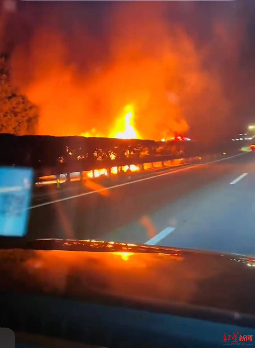 皇冠信用网账号申请
_云南昆磨高速发生交通事故致3辆车起火 昆明消防：幸无人员伤亡