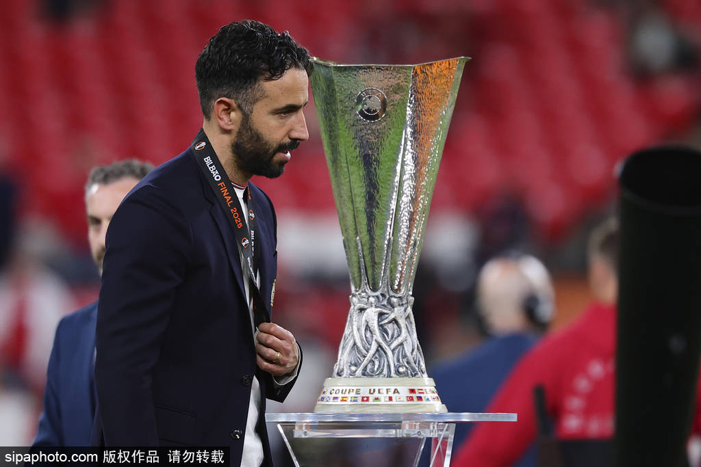 皇冠信用網出租
_失败赛季皇冠信用網出租
！曼联英超第16+欧联亚军 阿莫林:我仍是合适人选