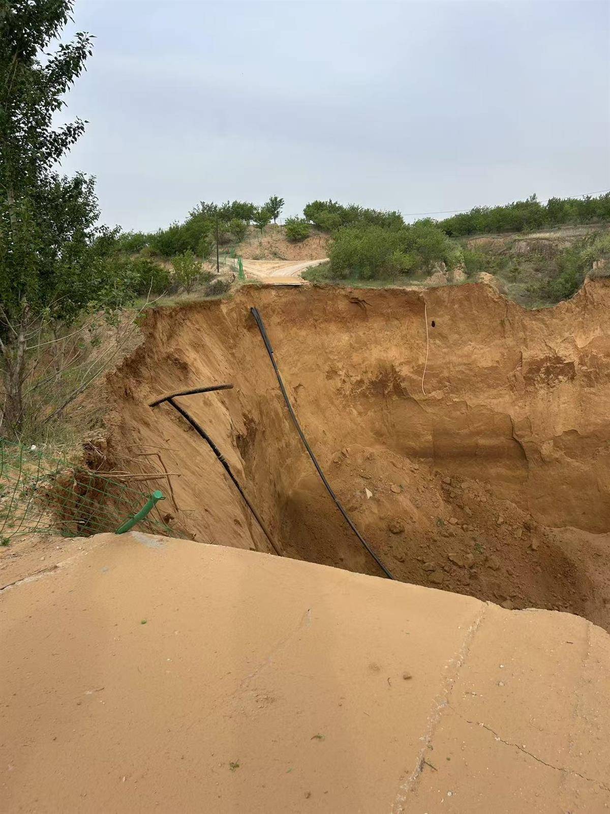 皇冠足球平台代理
_内蒙古一地塌陷形成巨大“天坑”皇冠足球平台代理
,坑底不断往外喷土,专家分析系“砂涌”,当地政府人员:具体原因正在调查