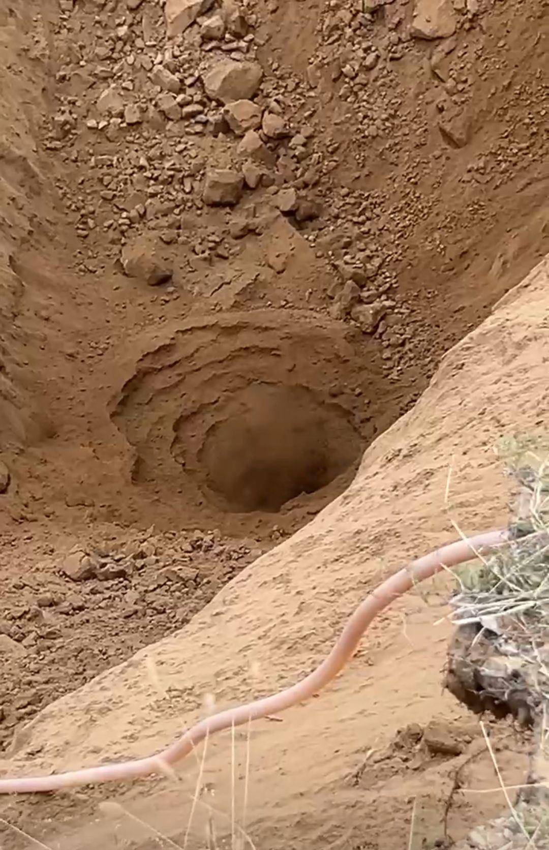 皇冠足球平台代理
_内蒙古一地塌陷形成巨大“天坑”皇冠足球平台代理
,坑底不断往外喷土,专家分析系“砂涌”,当地政府人员:具体原因正在调查