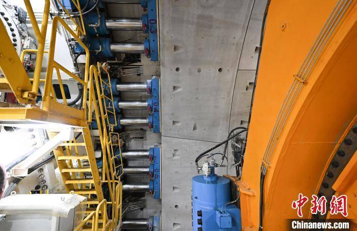 皇冠信用网出租
_浙江宁波:世界最长海底高铁隧道进入海域段盾构施工