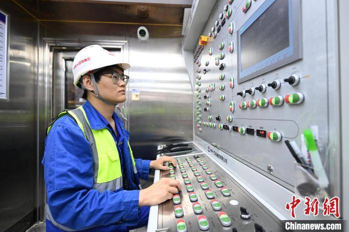 皇冠信用网出租
_浙江宁波:世界最长海底高铁隧道进入海域段盾构施工