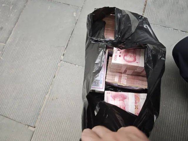 皇冠登1登2登3申请
_数不过来皇冠登1登2登3申请
，取出的现金摆满柜台！杭州接连发生两起，警方紧急提醒