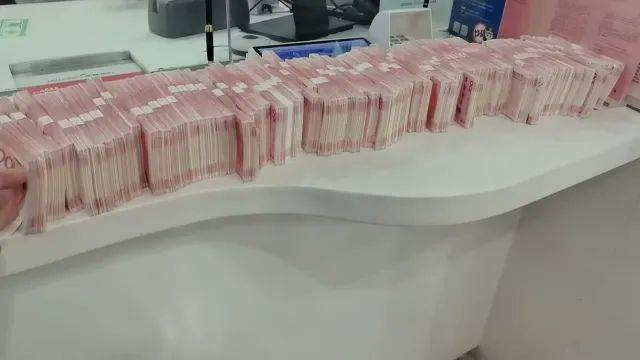 皇冠登1登2登3申请
_数不过来皇冠登1登2登3申请
，取出的现金摆满柜台！杭州接连发生两起，警方紧急提醒