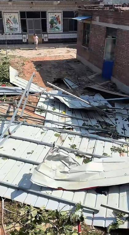 信用网怎么注册
_山东德州现雷雨大风天气信用网怎么注册
，有居民家中铁棚被掀飞