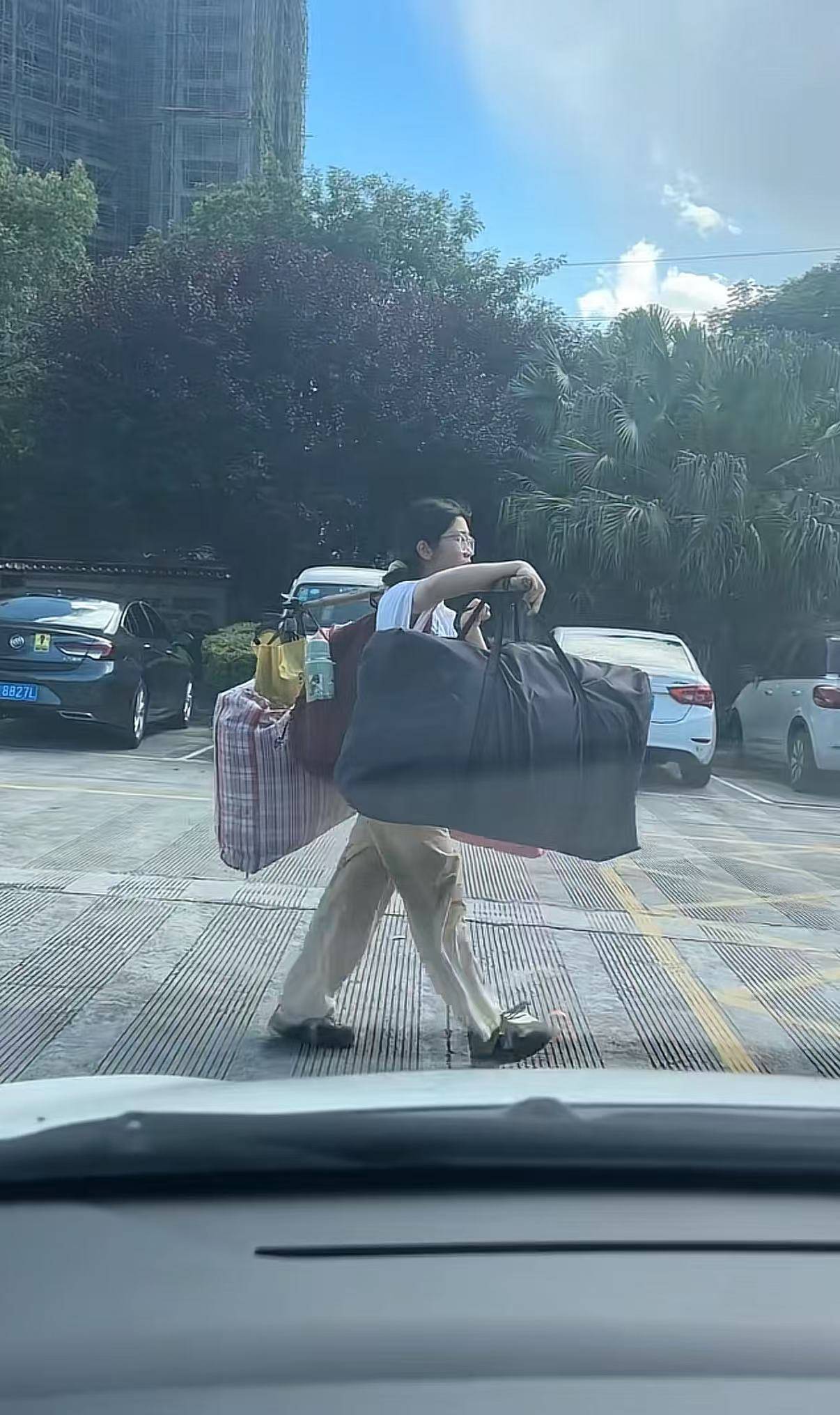 如何代理皇冠信用网
_广西一女生高考结束后独自挑行李回家感动全网如何代理皇冠信用网
,学校:她很朴实,老师们评价都很高