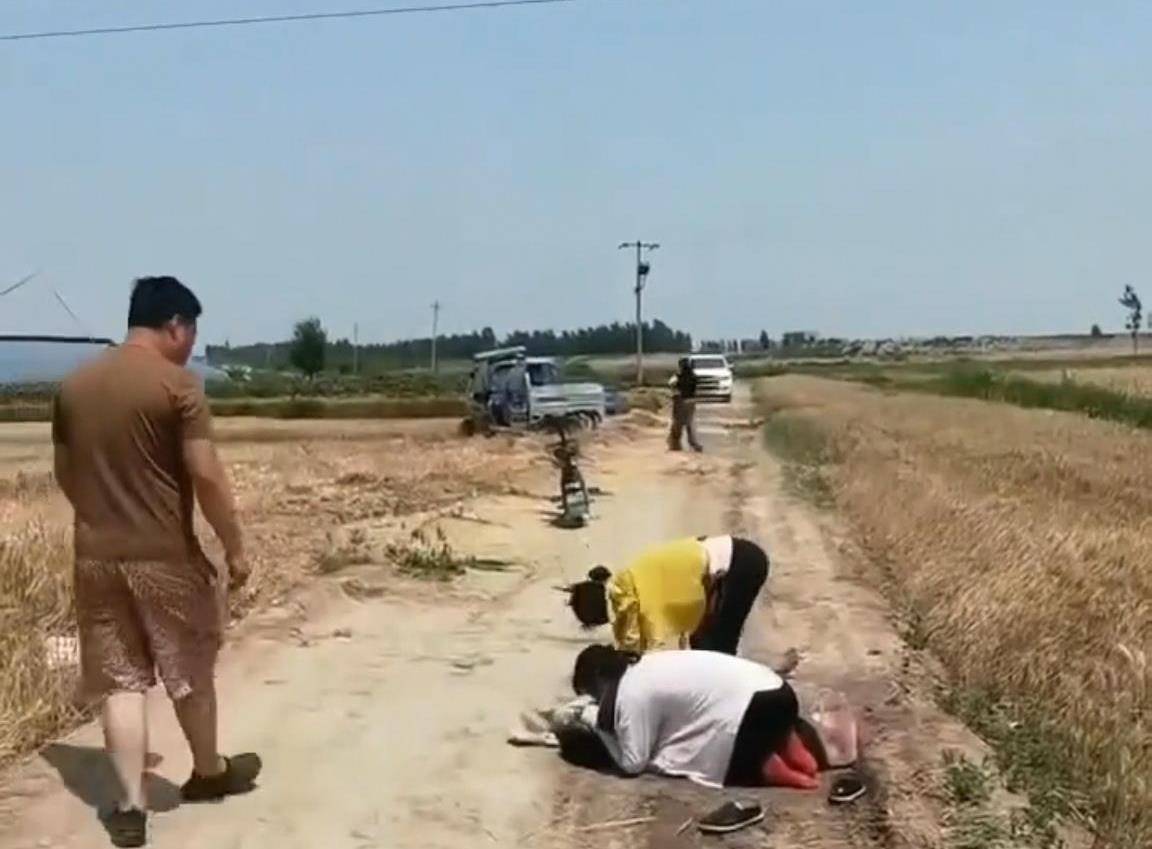 皇冠代理登1,2,3
_河北献县一收割机触碰电线农机手触电皇冠代理登1,2,3
,两女子跪地按压抢救,医院证实没救过来