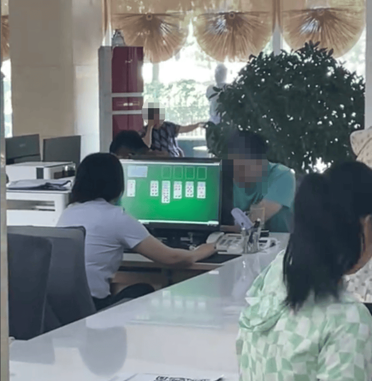 信用網怎么注册
_网友曝光政务大厅工作人员上班时间电脑打扑克信用網怎么注册
,涉事中心回应