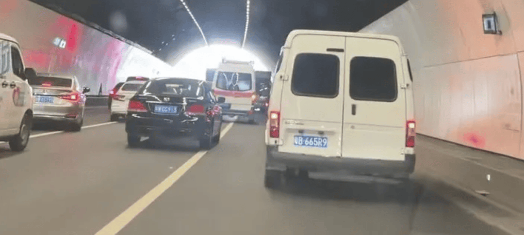 皇冠信用盘代理流程
_深圳一隧道内堵车皇冠信用盘代理流程
,市民教科书级指挥!网友:给他颁奖!