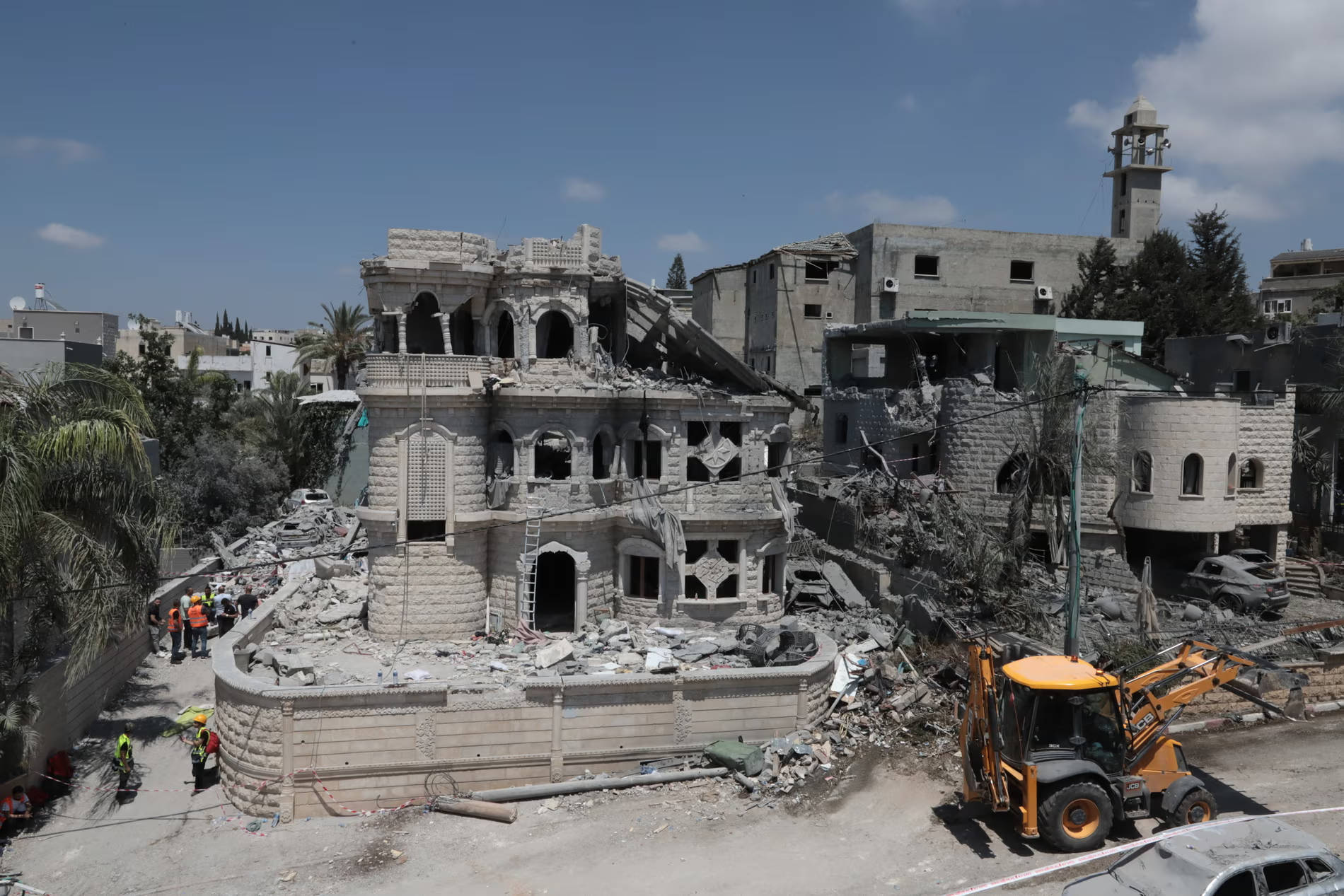 河床足球
_伊朗导弹“砸”出的裂痕?“在以色列河床足球
,就连死亡也不平等”