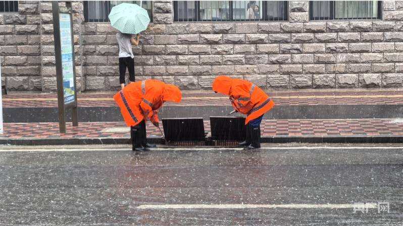 皇冠信用網账号申请
_早高峰遇强降雨 石家庄千余名工作人员全力开展排水防涝工作