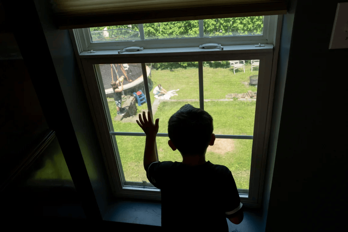 皇冠信用网代理出租
_一家人自愿被驱逐出美国：“留在这里是一场赌博”